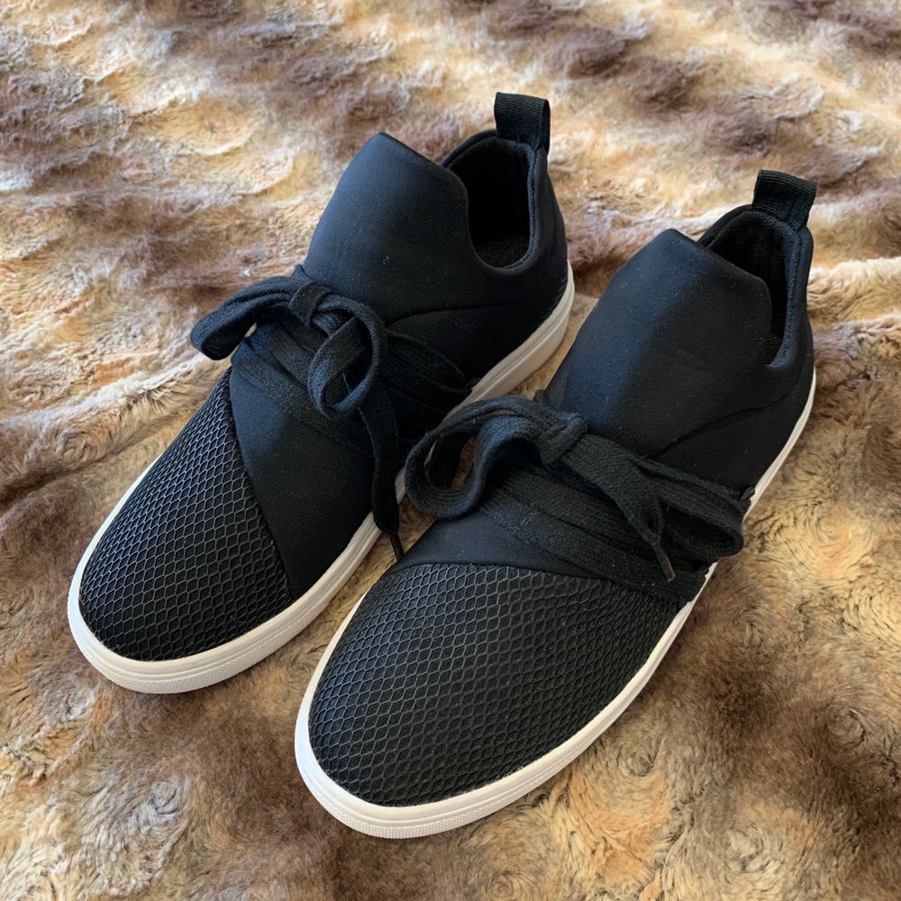 Steve Madden black lancer sneaker size 6